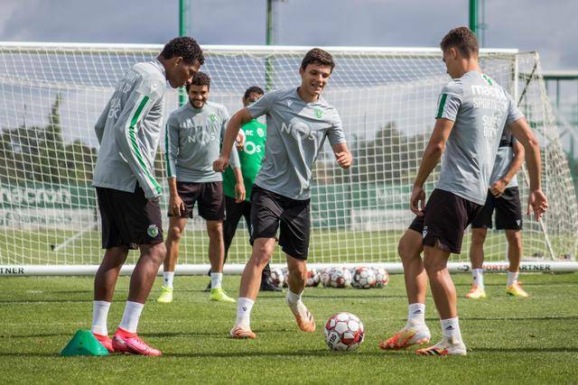 郭德纲因改编红歌遭严惩，后果深远需反思言行